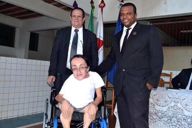 Robertinha Lanzi&eacute;ri recebeu a primeira cadeira de rodas, em nome dos demais beneficiados