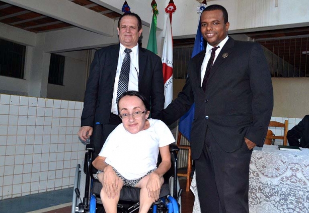 Robertinha Lanziéri recebeu a primeira cadeira de rodas, em nome dos demais beneficiados
