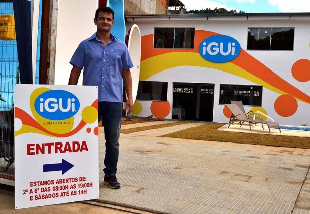 Leandro Lopes em frente à sua loja da iGUi que acaba de inaugurar em Cataguases: Piscinas de todos os tamanhos