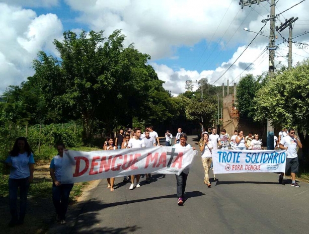 A passeata percorreu as ruas do Bairro Taquara Preta chamando a aten&ccedil;&atilde;o dos moradores sobre os riscos da dengue