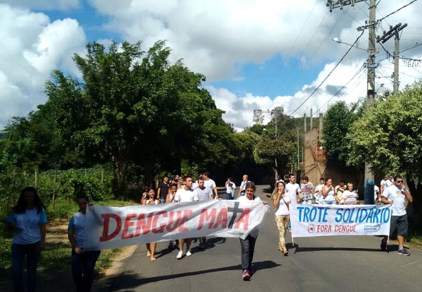 A passeata percorreu as ruas do Bairro Taquara Preta chamando a atenção dos moradores sobre os riscos da dengue