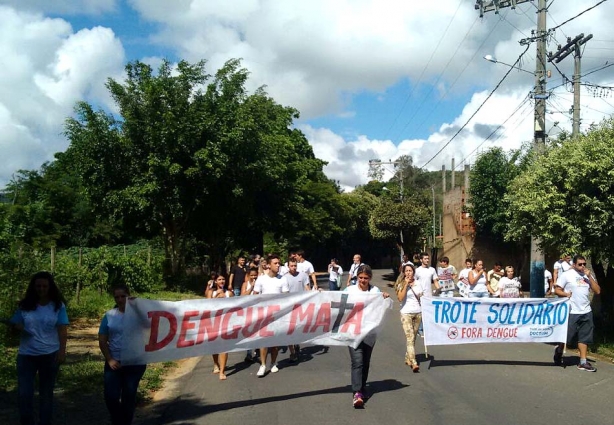A passeata percorreu as ruas do Bairro Taquara Preta chamando a atenção dos moradores sobre os riscos da dengue