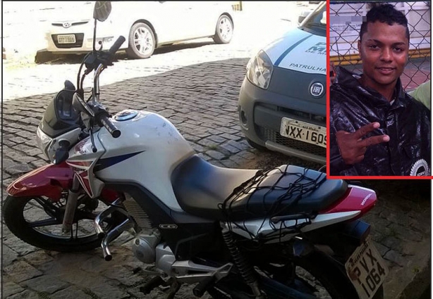 Bruno, no destaque, e sua moto, que foi encontrada no sábado à tarde, estacionada em uma rua no Bairro Menezes