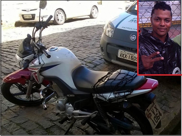 Bruno, no destaque, e sua moto, que foi encontrada no s&aacute;bado &agrave; tarde, estacionada em uma rua no Bairro Menezes