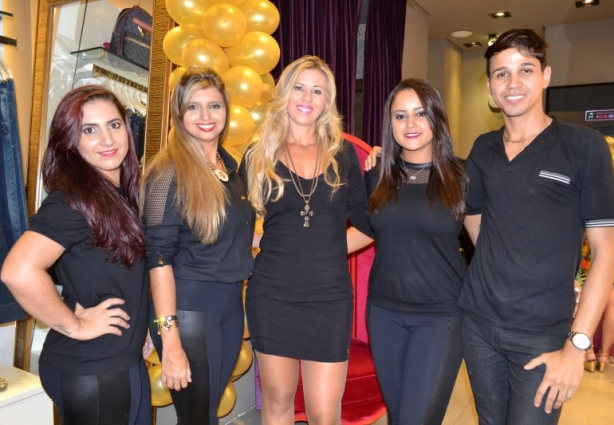 Viviane Henriques e sua equipe de colaboradores festejam o primeiro aniversário da loja Carmen Steffens