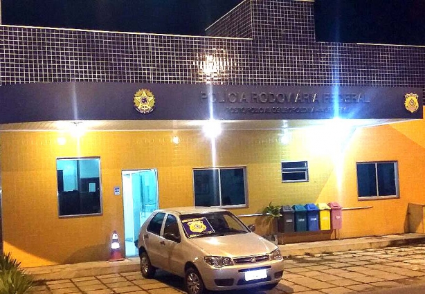 O Fiat palio foi apreendido pela PRF-Leopoldina e o motorista foi detido e levado para a Delegacia de Polícia Civil