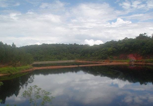 Uma das barragens da empresa com 'licor negro",material orgânico constituído basicamente de lignina e sódio (foto de 28/11/2008)