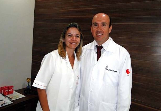Dr. Flávio Reis Gouvêa, ao lado de sua esposa, está comemorando dez anos de cirurgia cardiovascular em Muriaé