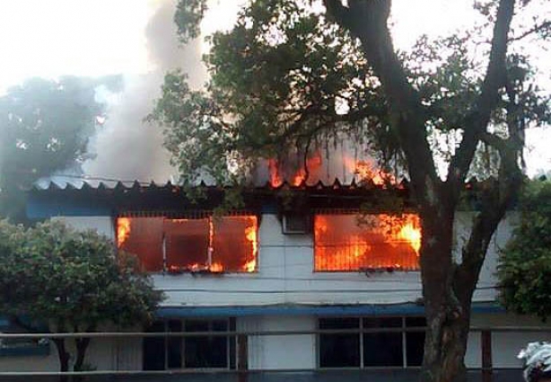 O fogo destruiu todo o segundo andar do escritório onde funciona a contabilidade da empresa (Foto: Alencar Norte)
