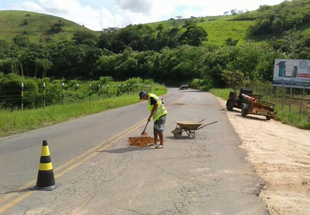Na manhã desta segunda-feira, integrantes do motoclube tamparam buracos na rodovia na saída de Cataguases