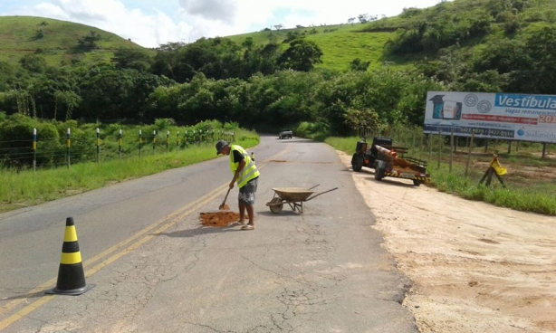 Na manh&atilde; desta segunda-feira, integrantes do motoclube tamparam buracos na rodovia na sa&iacute;da de Cataguases