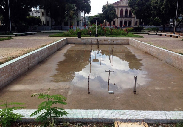 A obra da Praça Santa Rita, que segue em ritmo lento, agora tem data para ser inaugurada: 30 de abril