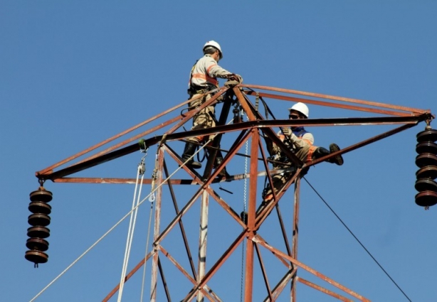 A queda de uma estrutura de linha de transmissão de energia caiu e matou um funcionário da Energisa Soluções (foto ilustrativa)