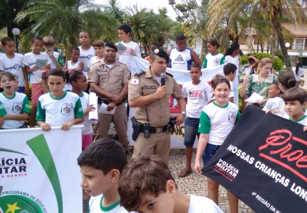 Proerd fez a caminhada "Semeando Cidadania" pelas ruas de Miraí nesta quinta-feira e despertou a consciência ambiental da população