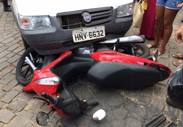 A moto foi parar debaixo do carro e a condutora da Biz teve ferimentos leves, de acordo com diagnóstico inicial