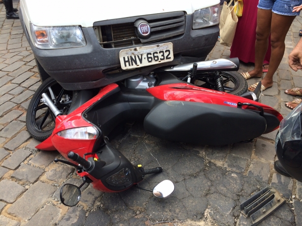 A moto foi parar debaixo do carro e a condutora da Biz teve ferimentos leves, de acordo com diagn&oacute;stico inicial