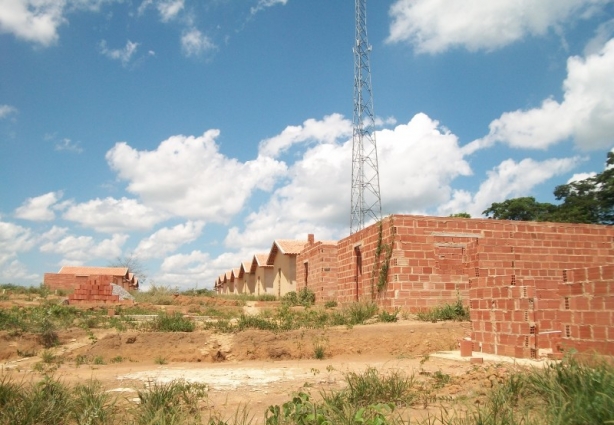 Vista parcial do conjunto habitacional cujas obras estão paralisadas e que deveriam estar concluídas