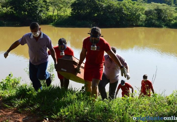 Bombeiros Militares resgataram o corpo do homem do rio e o levaram para o cemitério onde será necropsiado