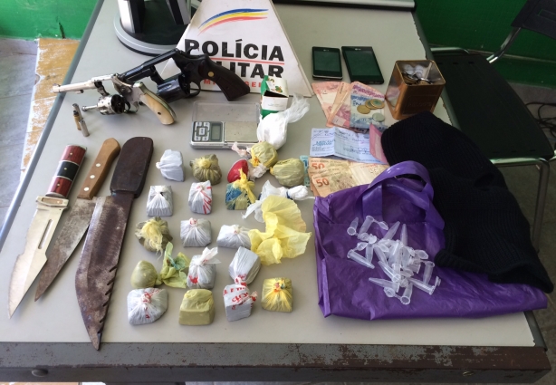Objetos e drogas encontradas na residência de C.G.G. que fugiu ao ser abordado por um policial no posto de gasolina