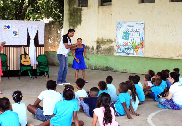 As duas apresentações de estreia do Projeto na Escola Enedina Prata encantaram os alunos 