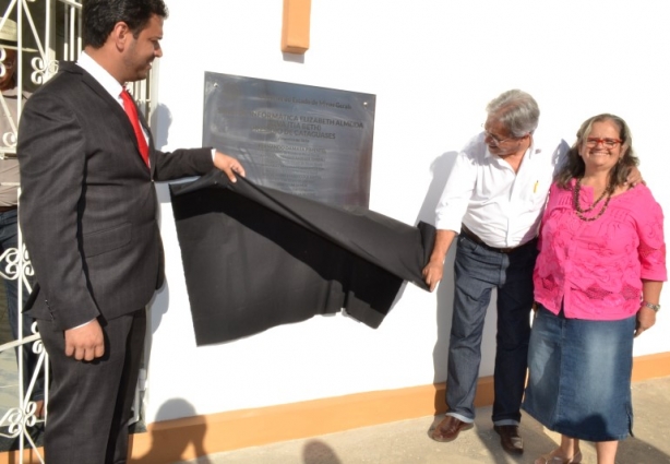 Manoel Mathias Júnior, Nilmário e Irmã Bete descerram a placa de inauguração do Laboratório de Informática