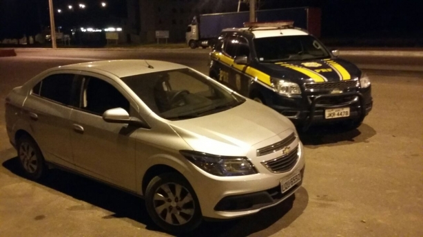 O carro roubado e clonado foi apreendido pelos policiais rodoviários em Muriaé
