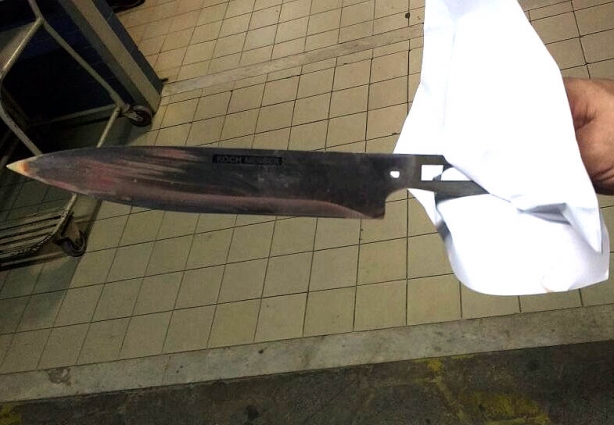 A faca que teria sido usada na tentativa de homicídio foi encontrada e apreendida pela Polícia