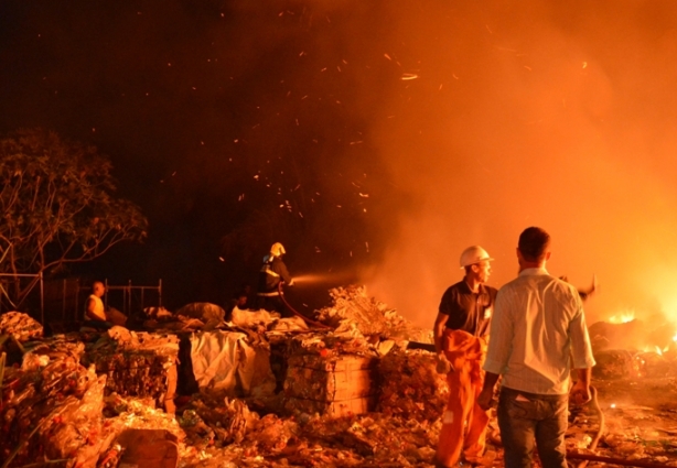 O fogo consumiu boa parte dos produtos recicláveis que estavam no depósito