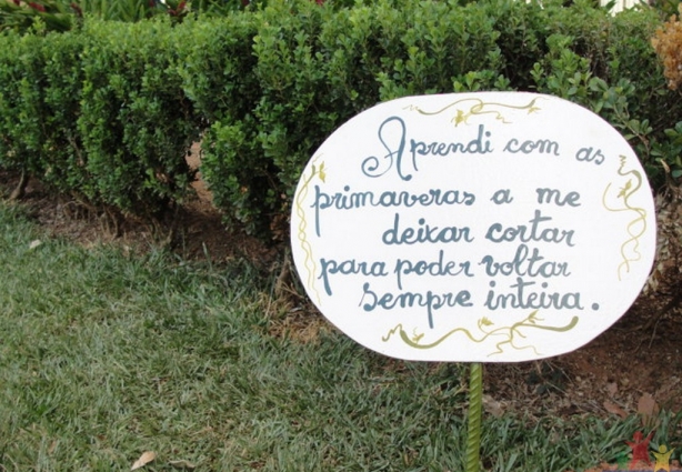 As praças de Ubá estão ganhando placas com versos de poemas que estão sendo afixados junto a jardins e monumentos