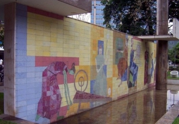 O painel "As Fiandeiras",  instalado na Praça José Inácio Peixoto, na Vila Tereza, é um dos símbolos culturais de Cataguases