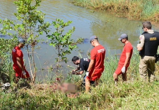 Os Bombeiros localizaram o corpo a dois metros e meio de profundidade