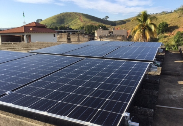 Os painéis instalados no telhado captam a energia solar que é convertida em energia elétrica e abastece toda a residência