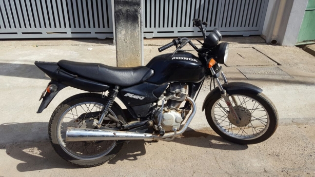 A motocicleta foi encontrada em uma rua do Bairro Leonardo