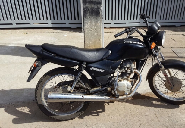 A motocicleta foi encontrada em uma rua do Bairro Leonardo