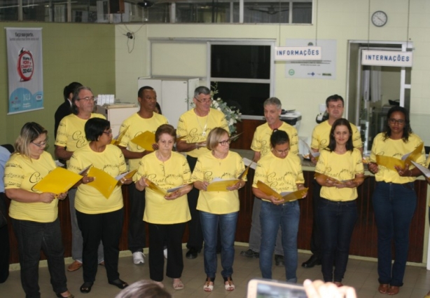 Apresentação do Coral do Hospital de Cataguases faz apresentação e encanta público nesta manhã no saguão de entrada da Santa Casa