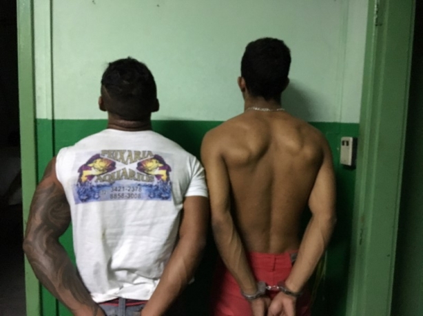Os dois homens foram reconhecidos pelas v&iacute;timas depois de serem presos pela PM