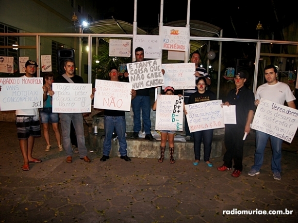 O grupo de moradores revoltados esteve protestando na C&acirc;mara Municipal de Muria&eacute;