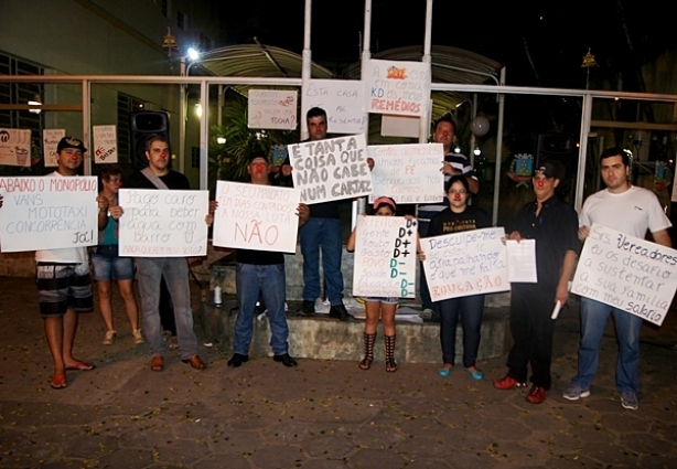 O grupo de moradores revoltados esteve protestando na Câmara Municipal de Muriaé