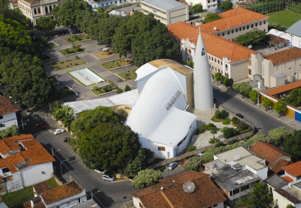 Vista aérea do Santuário de Santa Rita de Cássia em Cataguases (Foto de Sylvio Coutinho)