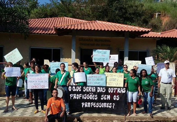 Professores estão reivindicando o pagamento do piso salarial da categoria