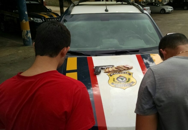 Os dois ocupantes do veículo foram conduzidos até à delegacia suspeitos de porte ilegal de arma de fogo