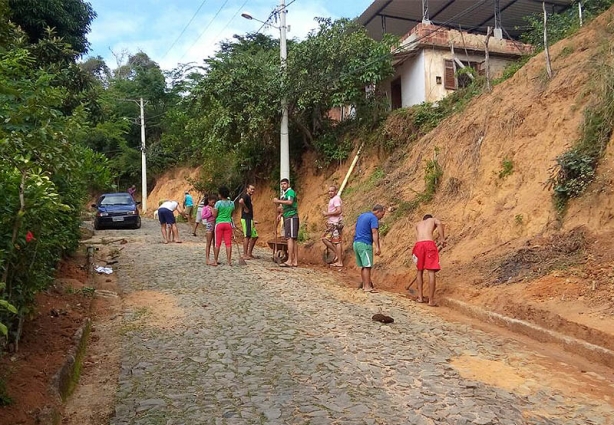 O trabalho de mutirão começou por volta das 8 horas da manhã deste domingo