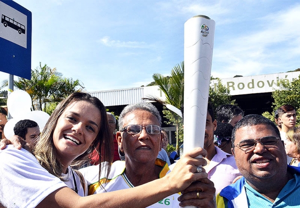 A Secretária de Esportes, Jussara Thomaz e o ex-atleta Othon, último a conduzir a Tocha na cidade