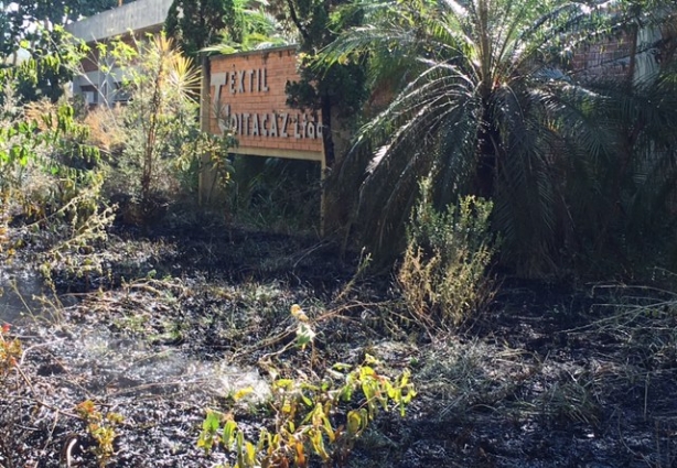 A equipe da Defesa Civil apagou o fogo rapidamente no terreno em frente a fábrica