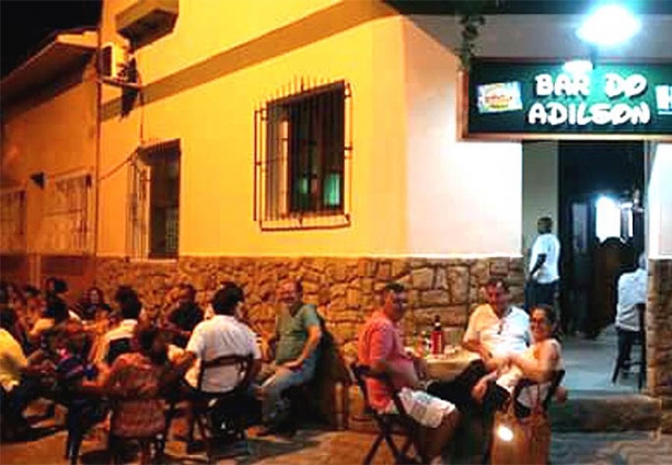 O Bar do Adilson é o lugar ideal para saborear o tira gosto de sua preferência, tomar uma boa cervejinha e ouvir música de qualidade