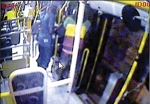 Os dois jovens agiram rápido e levaram o dinheiro do caixa do ônibus urbano