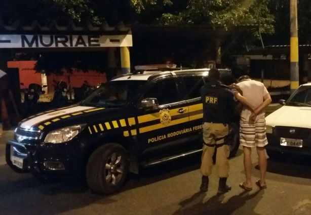 A droga e o veículo foram apreendidos e o condutor foi preso em flagrante e vai responder por tráfico de drogas, informou a PRF