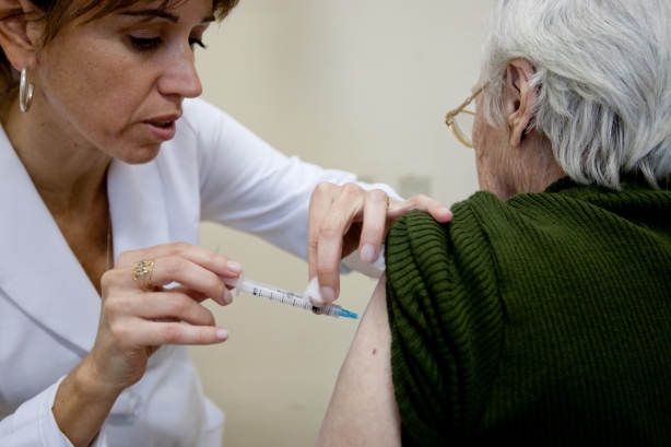A campanha de vacina&ccedil;&atilde;o contra a gripe em Cataguases vai continuar a partir desta segunda-feira, 23 de maio (foto ilustrativa)