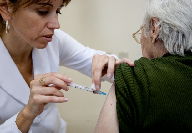 A campanha de vacinação contra a gripe em Cataguases vai continuar a partir desta segunda-feira, 23 de maio (foto ilustrativa)