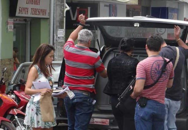 Momento da prisão da cataguasense por policiais de Muriaé, suspeita de estelionato